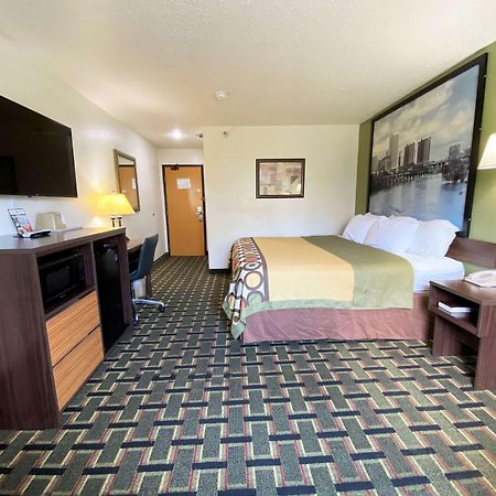 Super 8 By Wyndham Newport News/Jefferson Ave. Hotel Exterior photo