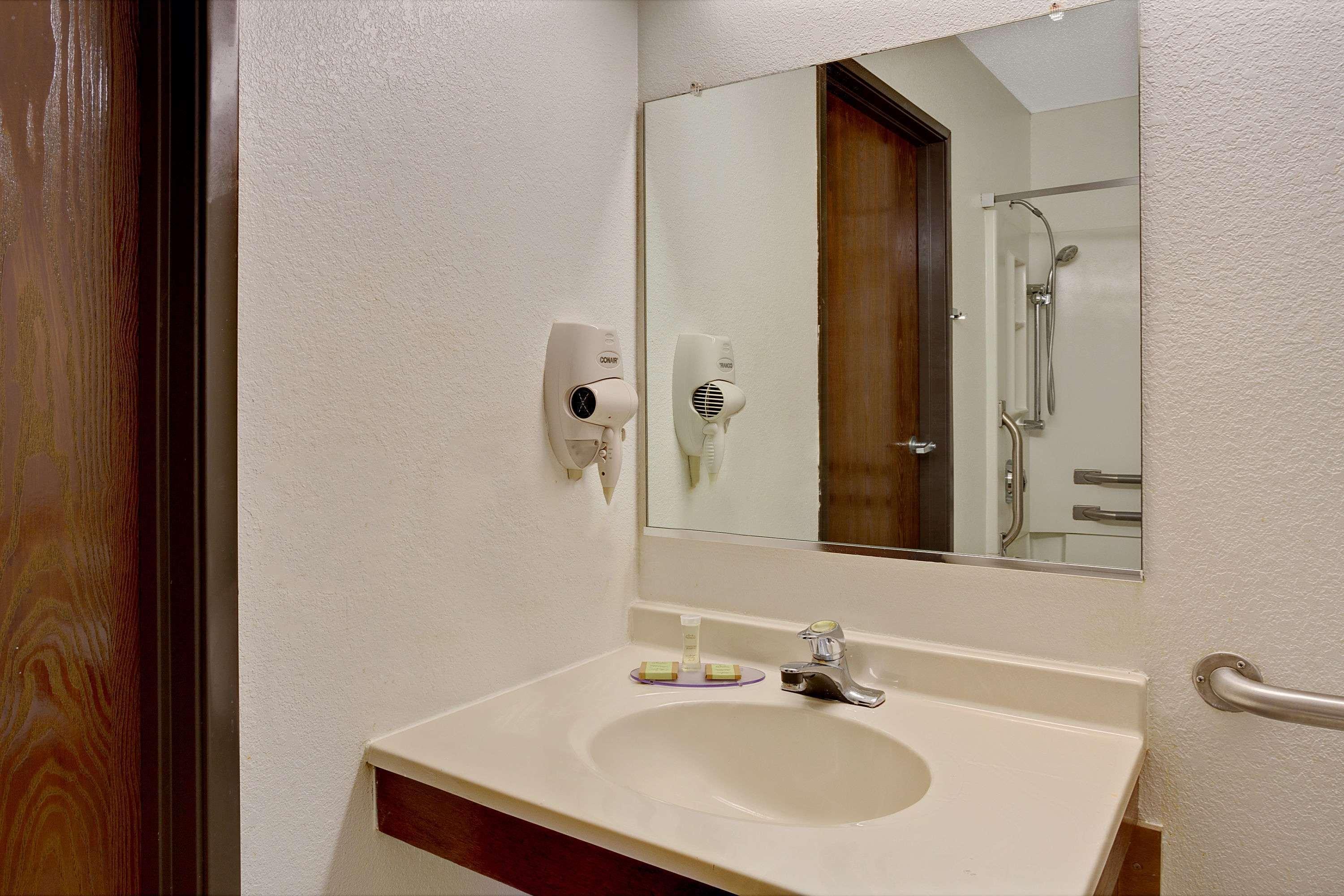 Super 8 By Wyndham Newport News/Jefferson Ave. Hotel Exterior photo