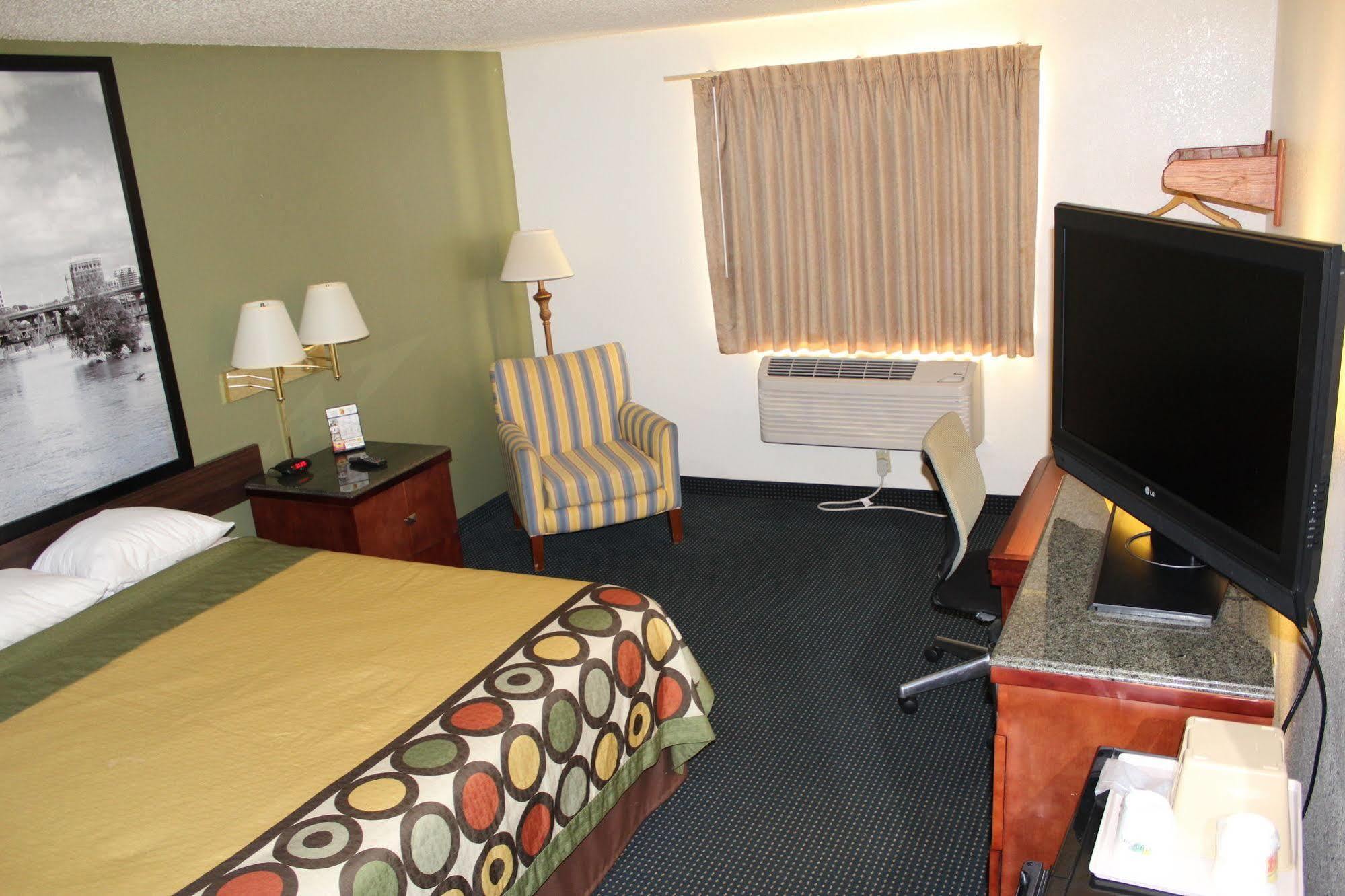 Super 8 By Wyndham Newport News/Jefferson Ave. Hotel Exterior photo